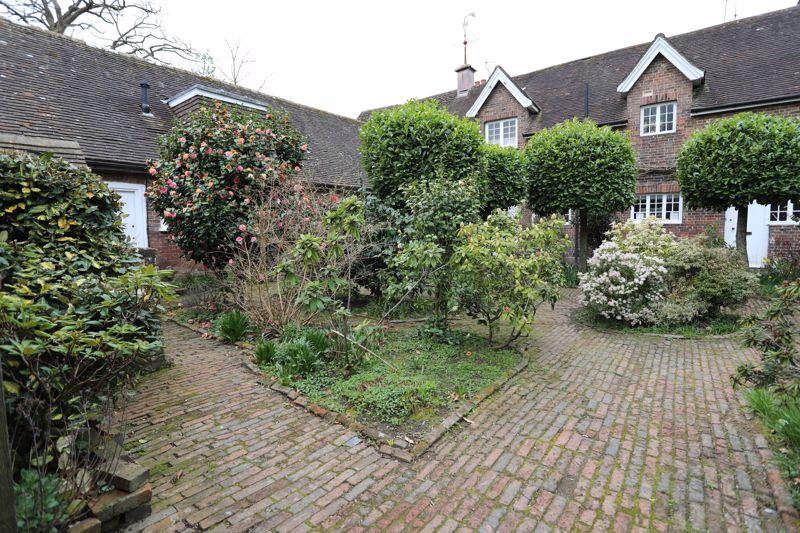 Ockenden Lane, Cuckfield 1 bed apartment £950 pcm (£219 pw)