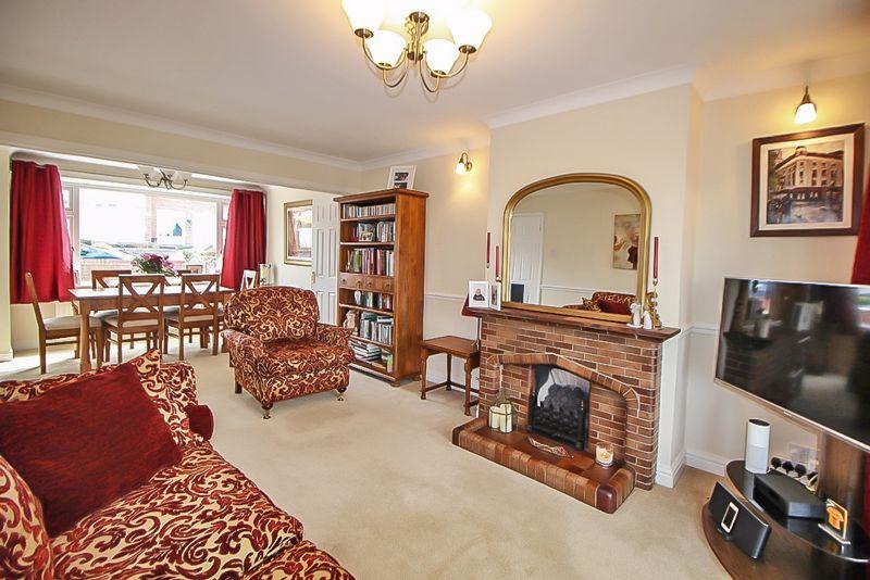 Dumbleberry Avenue, BROWNSWALL ESTATE, DY3 3NN 3 bed semidetached