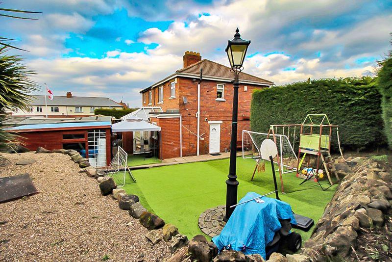 Elwell Crescent, WOODSETTON, DY1 3RL 3 bed semidetached house £185,000