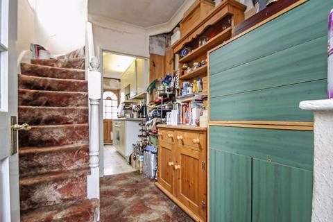 64 Warwick Avenue, Harrow, HA2 8RD