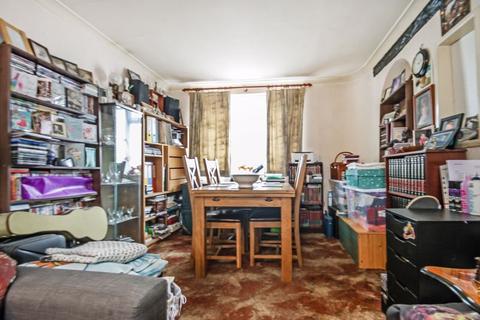 64 Warwick Avenue, Harrow, HA2 8RD