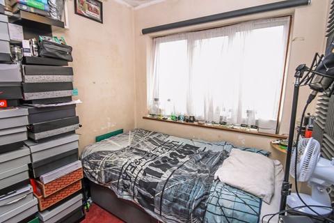 64 Warwick Avenue, Harrow, HA2 8RD