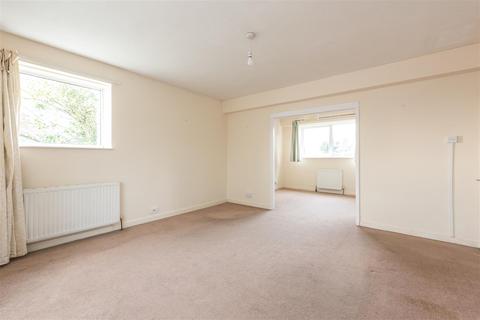 14 Coppsfield, West Molesey, KT8 1SN