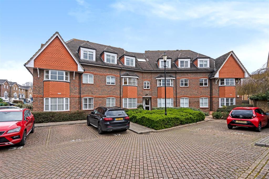 Hayward Road, Thames Ditton 2 bed flat £425,000