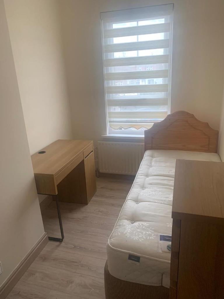 3 Bedroom house for rent in Palmers Green 3 bed end of terrace house