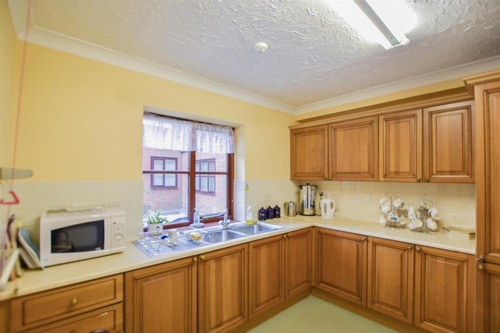 COMMUNAL LOUNGE &amp; KITCHEN