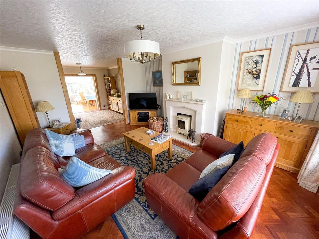 36 Pill Road, Hook, SA62 4LU 3 bed detached house £350,000