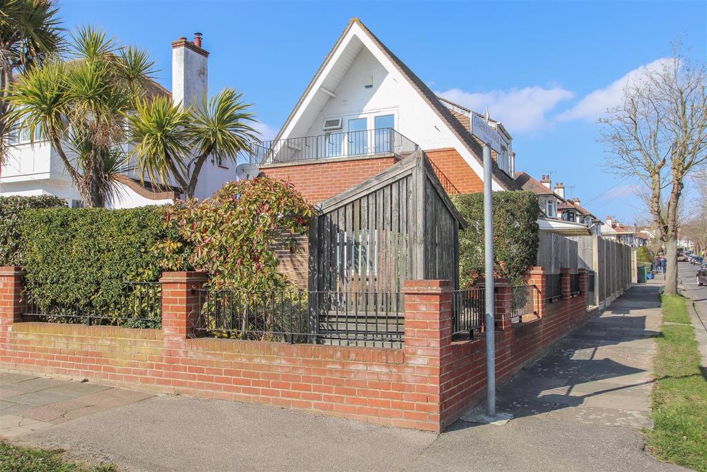 Chapmans Walk, LeighOnSea 3 bed detached house £695,000