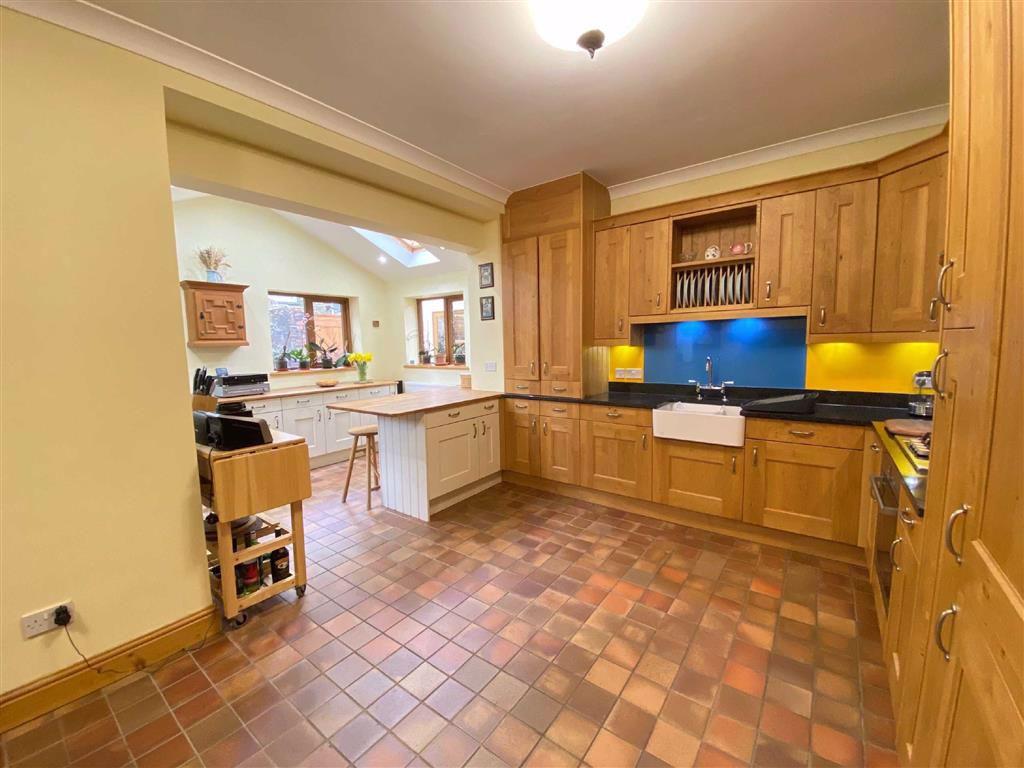 Llanwonno Road, Cwmaman, Aberdare... 5 bed semidetached house £368,950
