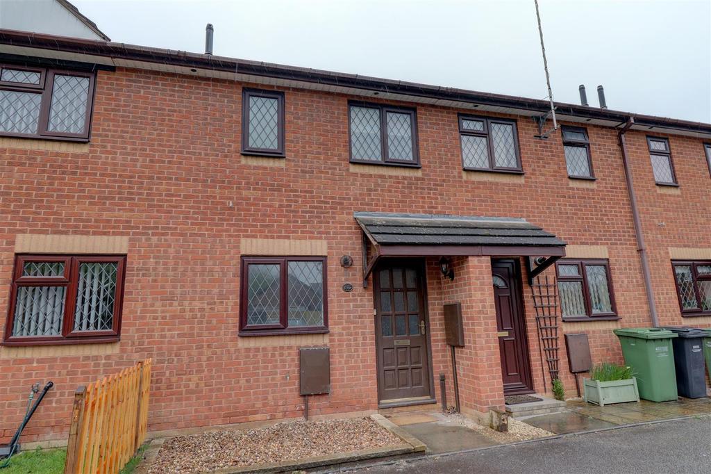 St Philips Drive Evesham 2 bed terraced house £725 pcm (£167 pw)