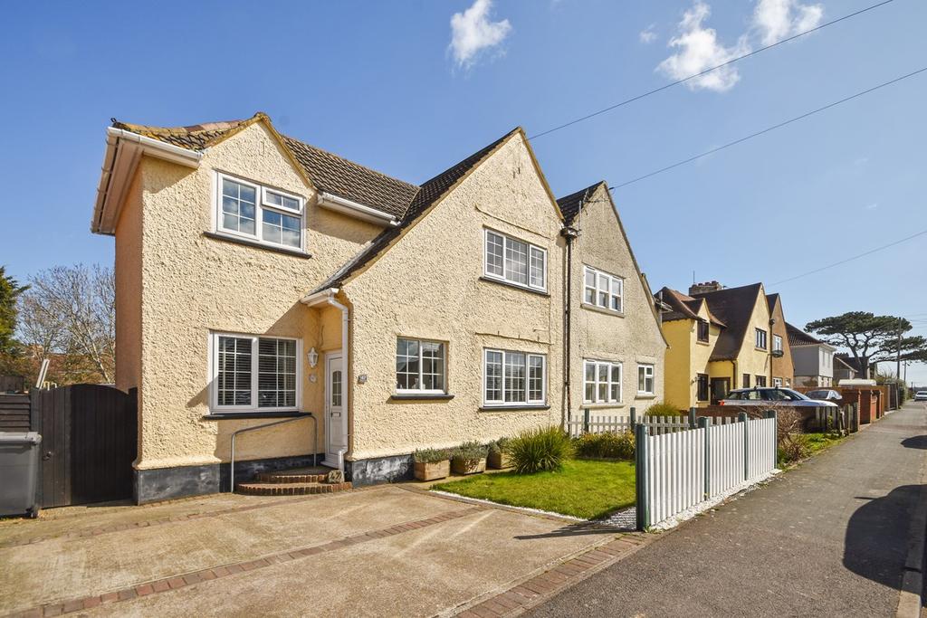 Adelaide Road, Elvington, Dover, CT15 3 bed semidetached house £250,000