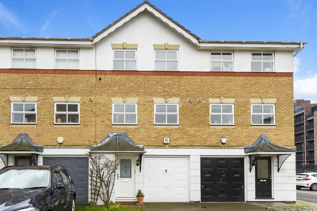 Montana Gardens, London, SE26 3 bed townhouse £1,650 pcm (£381 pw)