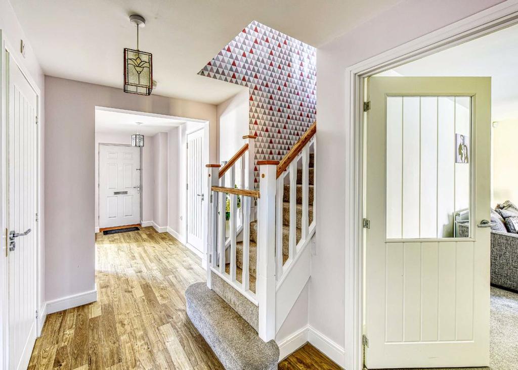27, Thelwell Drive, Codsall, Wolverhampton, WV8 5 bed detached house £454,950