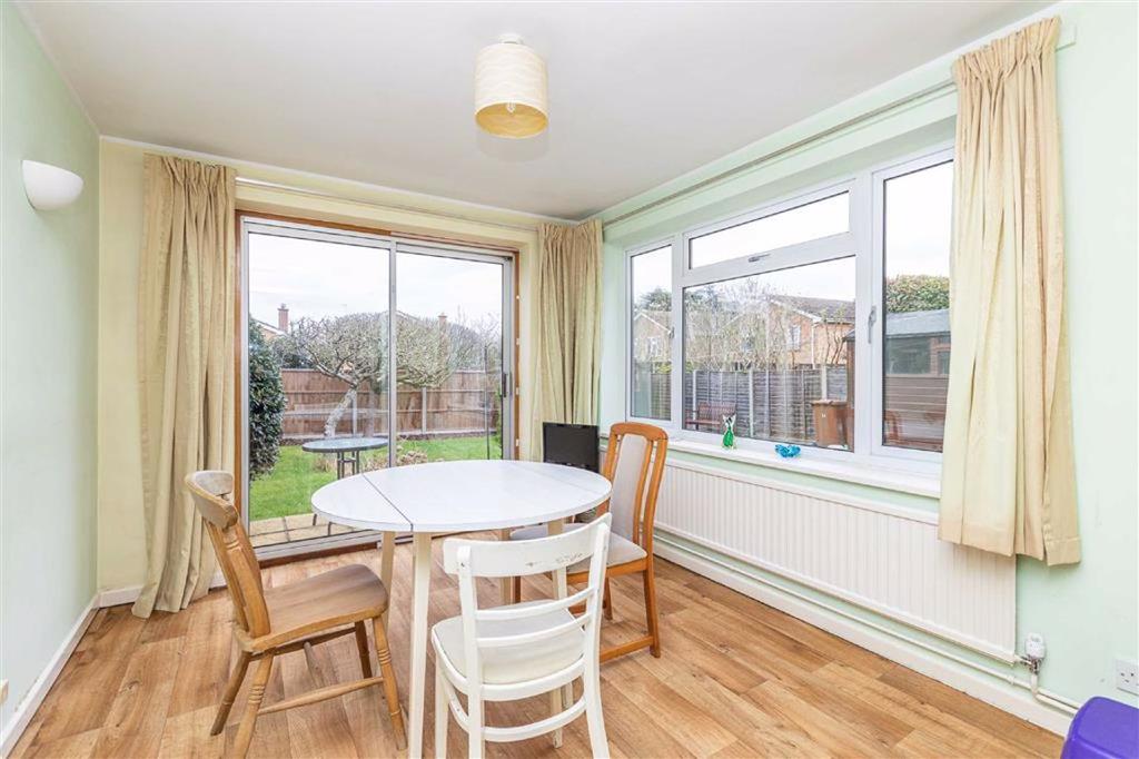 Walnut Way, Ickleford, Hertfordshire 3 bed semidetached house £525,000