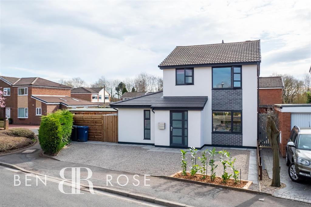 St. James Gardens, Leyland 4 bed detached house £300,000