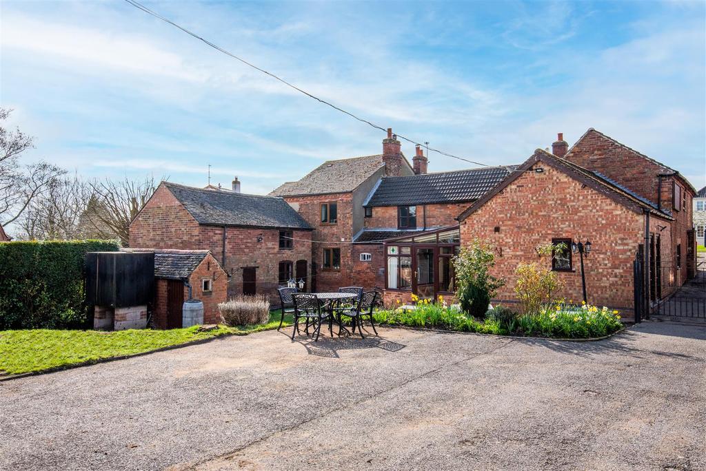 The Green, Newton Burgoland 6 bed cottage £450,000