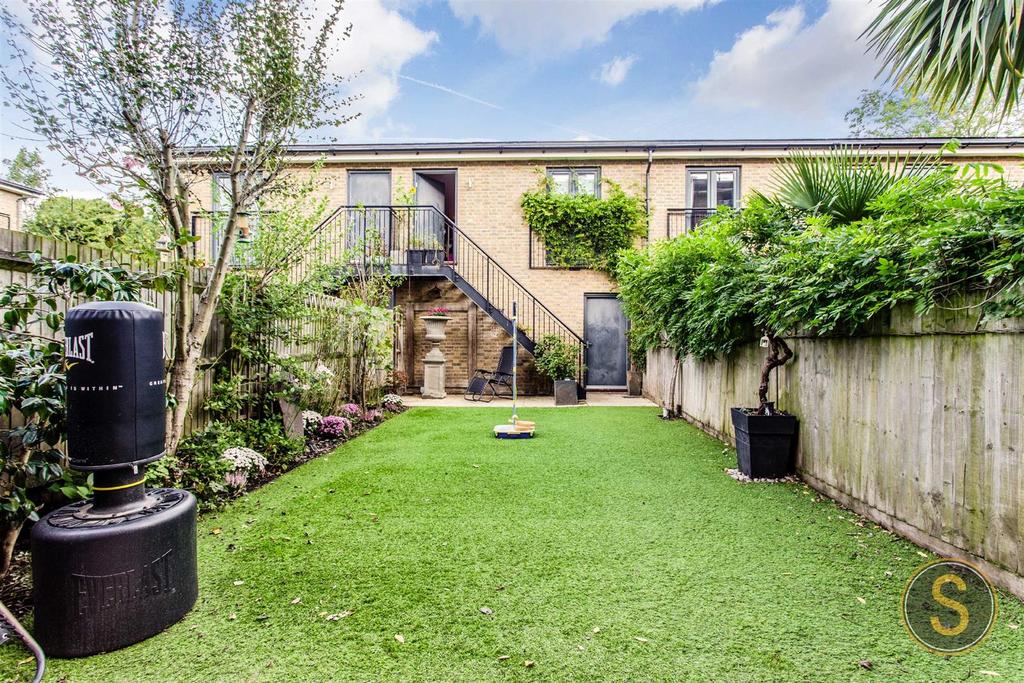 Sheldon Way, BERKHAMSTED 5 bed townhouse £775,000