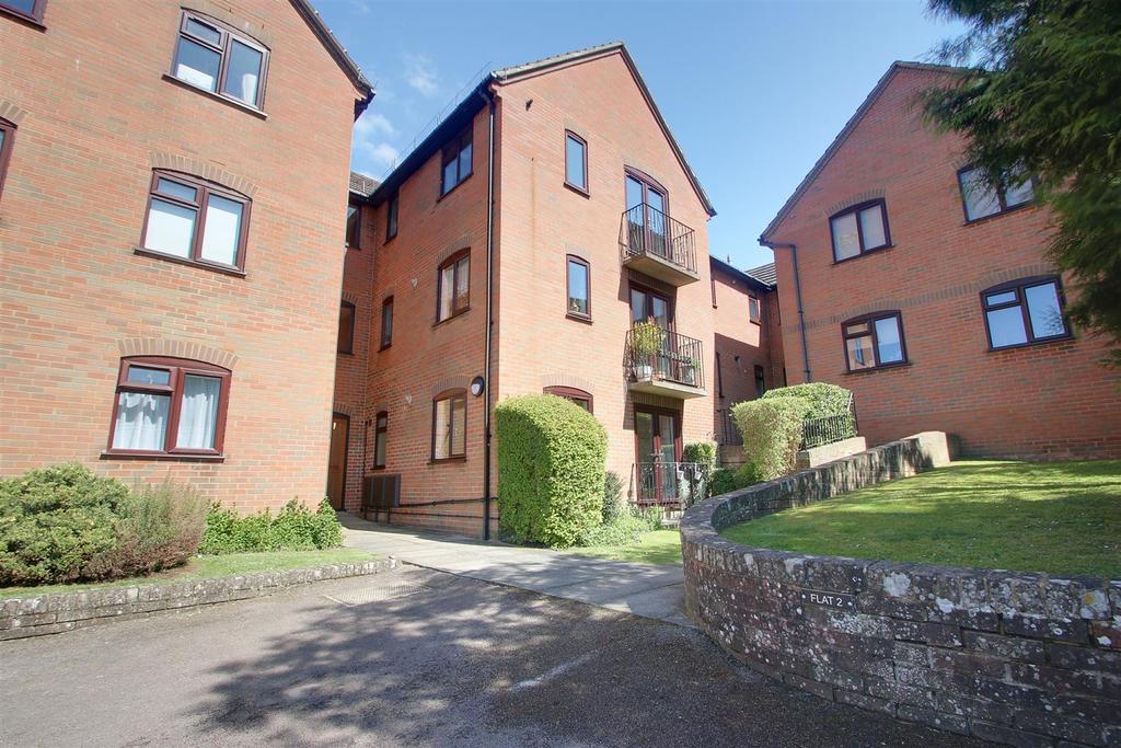 Christchurch House, Western Road, Tring 2 bed apartment £850 pcm (£