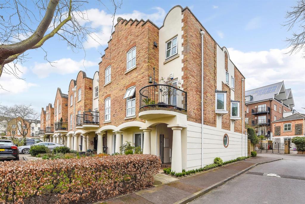 Herons Place, Old Isleworth 4 bed semidetached house £925,000