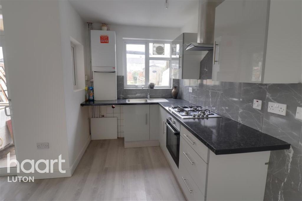 Somerset Avenue, Luton 3 bed terraced house £1,250 pcm (£288 pw)