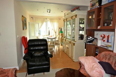 21 Rayford Avenue, London, SE12 0NF