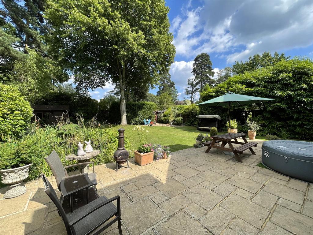The Avenue, Crowthorne, Berkshire, RG45 4 bed detached house £885,000