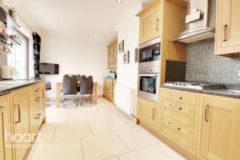 59 Sheffield Drive, Romford, RM3 9YB