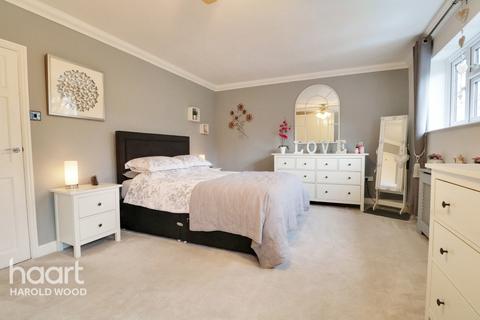 59 Sheffield Drive, Romford, RM3 9YB