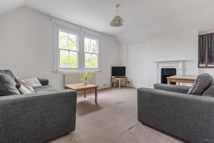 Thornton Avenue Streatham Hill SW2 3 bed flat £1,575 pcm (£363 pw)