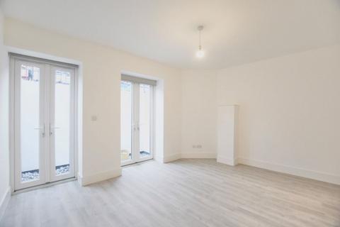 3 bedroom flat to rent, Portway, Stratford, E15