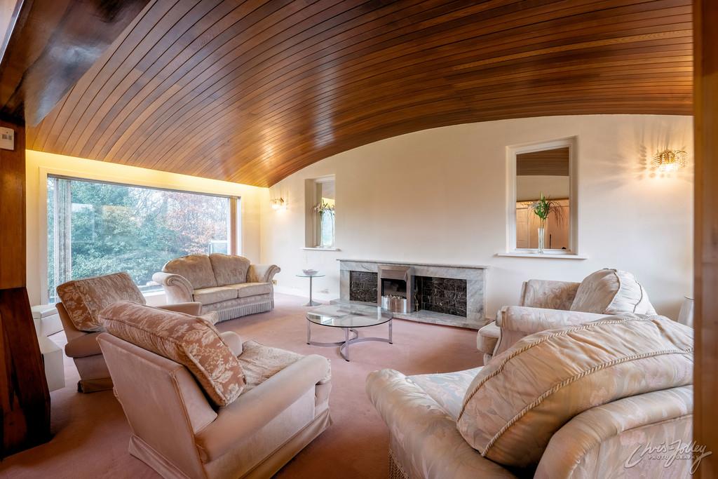 Sitting room (view 2)