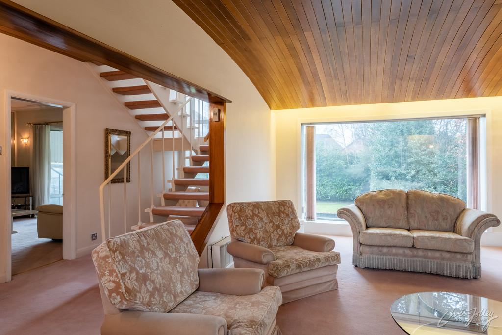 Sitting room back to hall