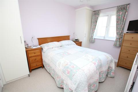 37 Culm Grove, Exeter, EX2 7QX