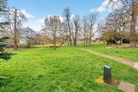 13 Bellfields Court, Guildford, GU1 1JT