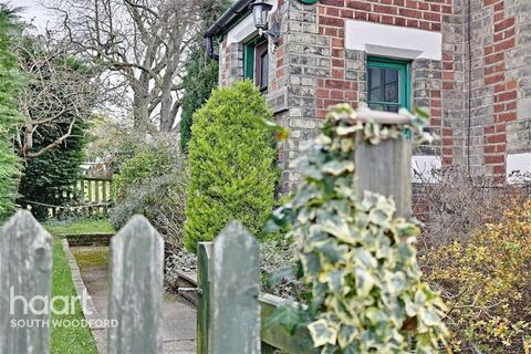 2 bedroom cottage to rent, Cross Road, Woodford Green