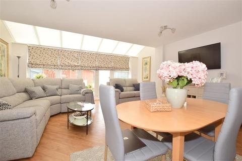 47 Brookfield Drive, Horley, RH6 9HN