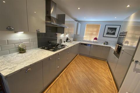 47 Brookfield Drive, Horley, RH6 9HN