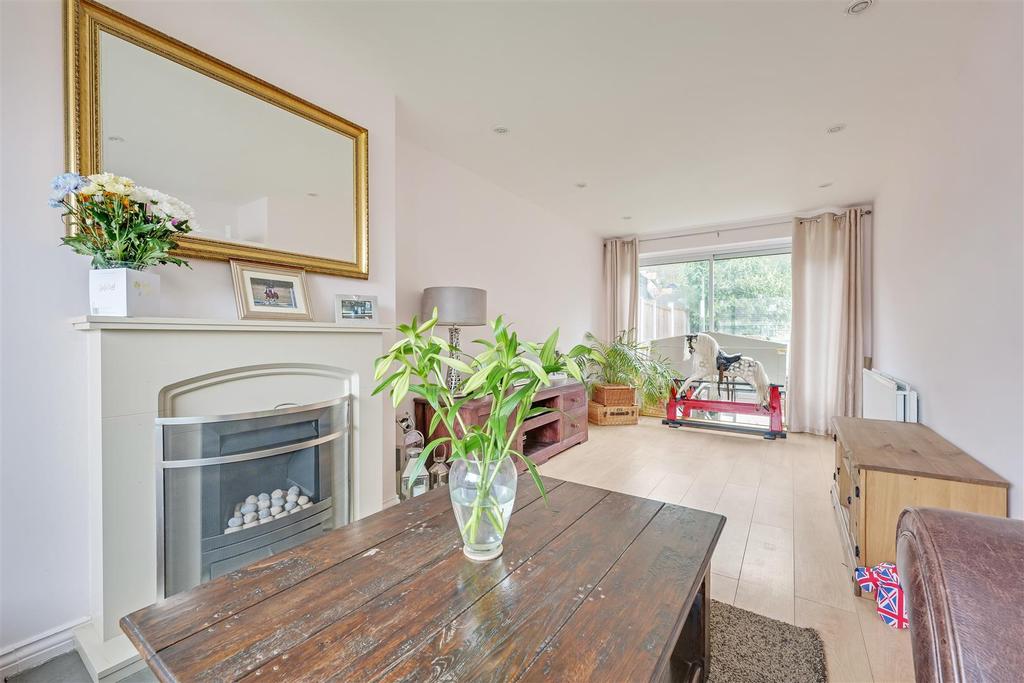 Fairland Close, Rayleigh 3 bed semidetached house £325,000