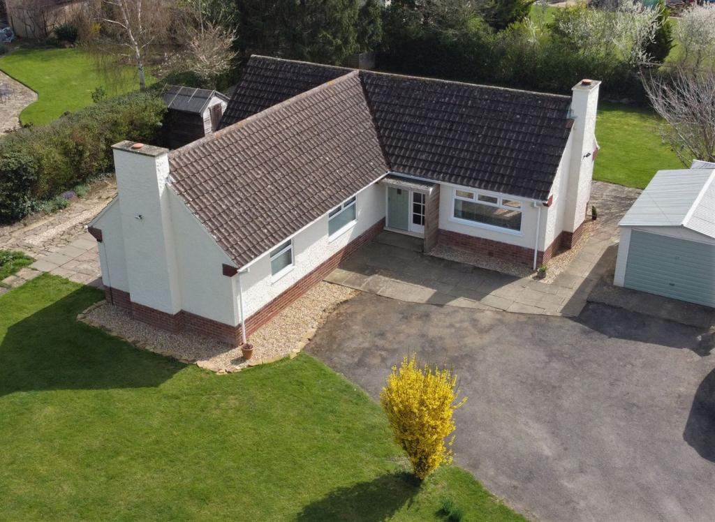 Pilgrims Lane, Bugbrooke, Northampton NN7 3PJ 3 bed detached bungalow