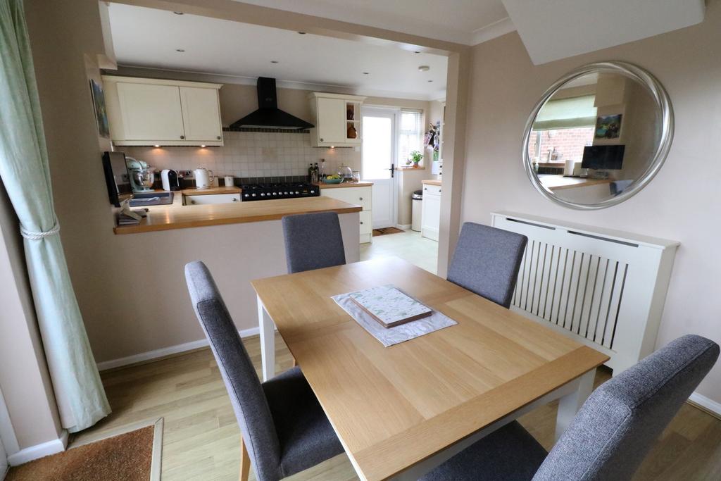 Redwood Drive, Haywards Heath, RH16 4 bed house £685,000