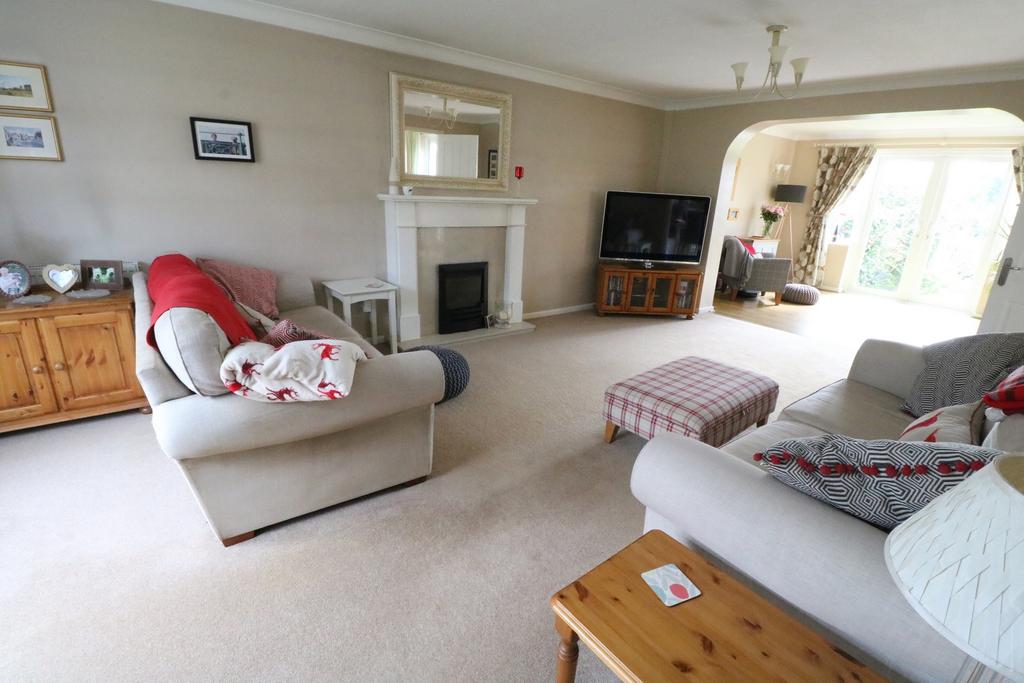Redwood Drive, Haywards Heath, RH16 4 bed house £685,000