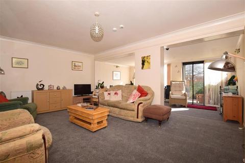 133 Lynwood, Folkestone, CT19 5DF