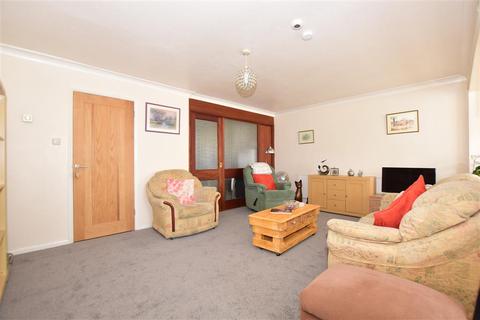 133 Lynwood, Folkestone, CT19 5DF