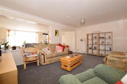 133 Lynwood, Folkestone, CT19 5DF