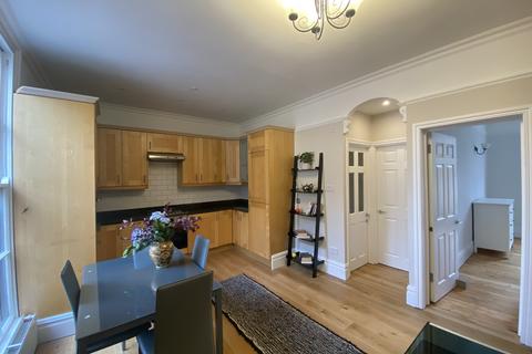 3 bedroom flat to rent, Camberwell Grove, Camberwell, London SE5