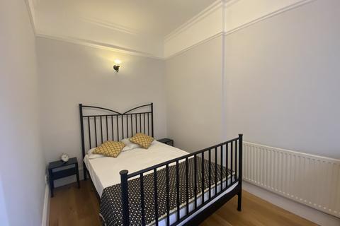 3 bedroom flat to rent, Camberwell Grove, Camberwell, London SE5