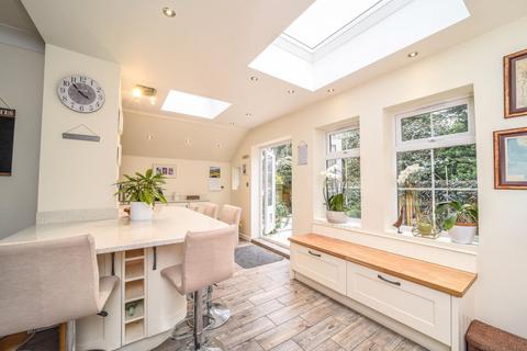 21 Bakewell Way, New Malden, KT3 3UY