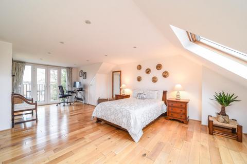 21 Bakewell Way, New Malden, KT3 3UY