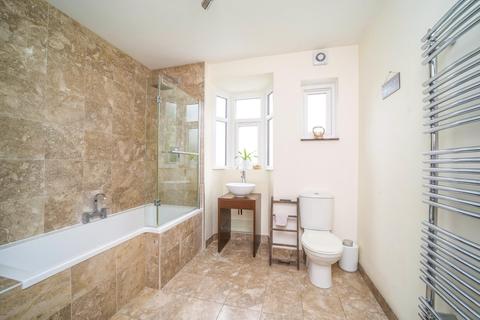 21 Bakewell Way, New Malden, KT3 3UY