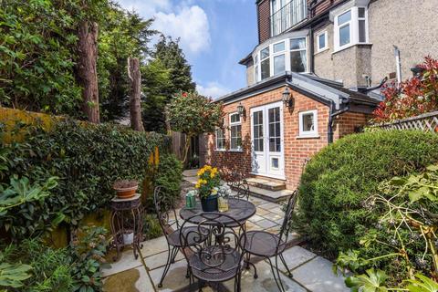21 Bakewell Way, New Malden, KT3 3UY